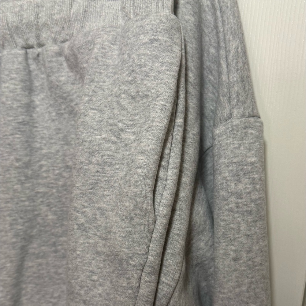 Cropped Crewneck Sweatshirt and Shorts Set - Picture 10 of 12